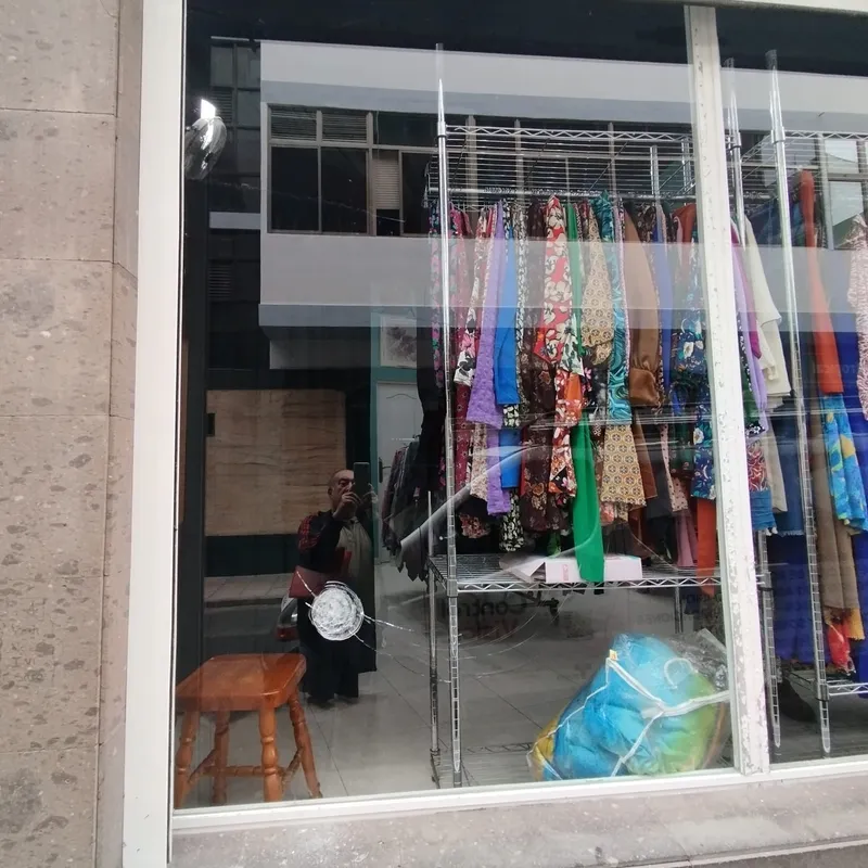 Escaparate comercial — tienda de ropa