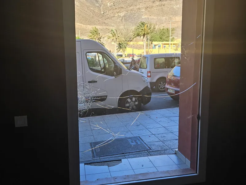 Ventana rota antes de la reparación